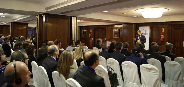 Niños de ICEAS con el equipo de Henry Schein y recibiendo sus regalos