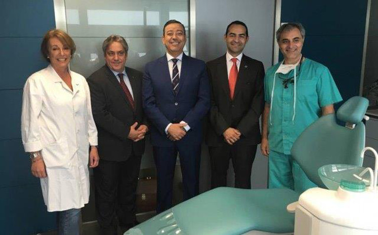 Juan M. Molina (Director General de Henry Schein España y Portugal, el segundo de la izquierda), Oscar Castro (Presidente del Consejo de Dentistas, centro), Antoni Gómez (Presidente de COEC), el segundo de la derecha) con dos dentistas voluntarios