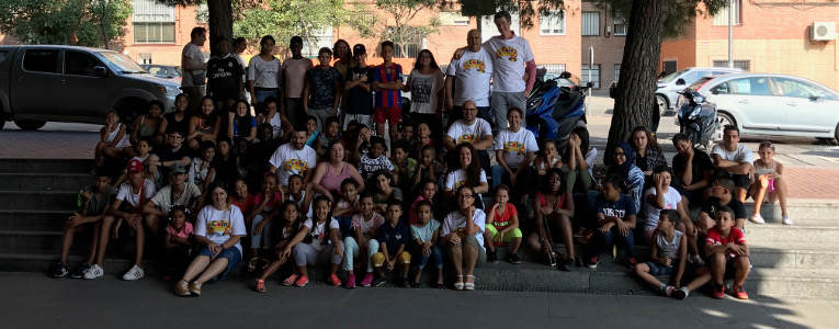 Niños de ICEAS posando con miembros del equipo Schein