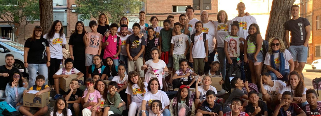 Miembros del equipo de Henry Schein con los niños