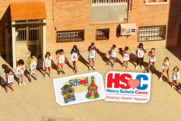 Alumnos beneficiados del programa Back to school dando las gracias a Henry Schein