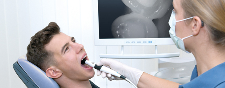 Tratamiento al paciente con la la Cámara intraoral VistaCam iX HD Dürr Dental