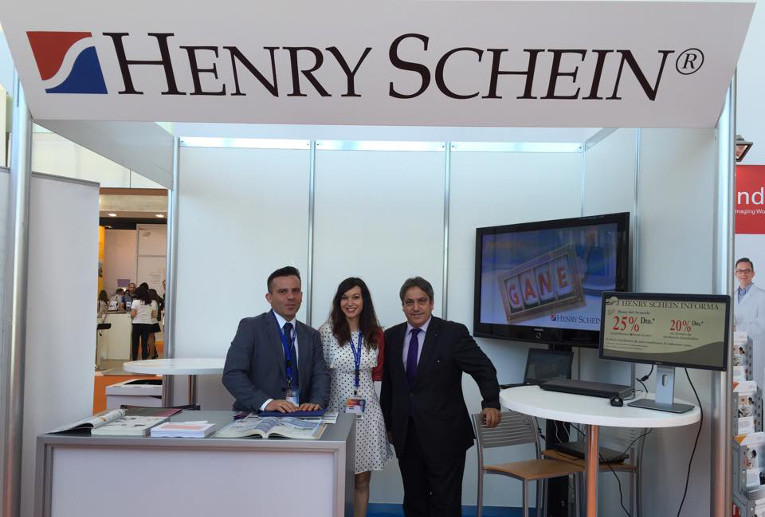 Francisco Llorente (Jefe de Marketing de Medicina), María Sastre (Asistente marketing medicina y Juan M. Molina (Director General Henry Schein España y Portugal)