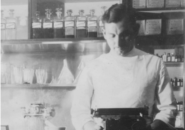 Henry Schein en su farmacia de Queens, Nueva York, en 1932